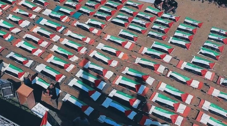 بالصور: غزة تودّع 112 شهيدًا في جنازة اختزلت وجع وطن