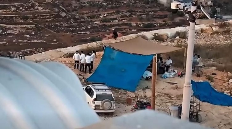 مستوطنون يواصلون حصار منزل في قصرة لليوم الرابع