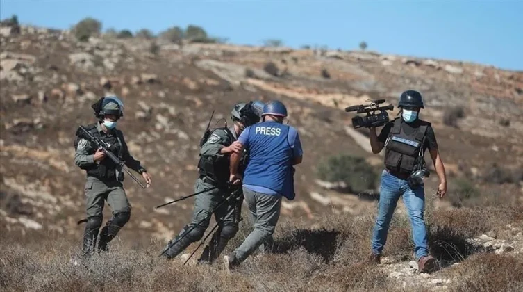 إعلام الأسرى: 42 صحفيًا فلسطينيًا ما زالوا معتقلين في سجون الاحتلال