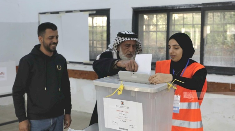 معاريف: الشاباك يحذر من تعزيز قوة حماس بالضفة استعدادًا للانتخابات التشريعية