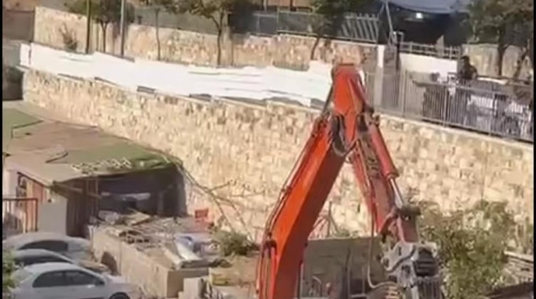 جرافات الاحتلال تهدم منزلًا في سلوان