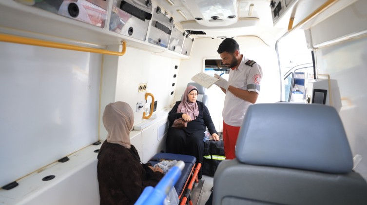 133 فلسطينيًا يغادرون غزة للعلاج عبر معبر كرم أبو سالم