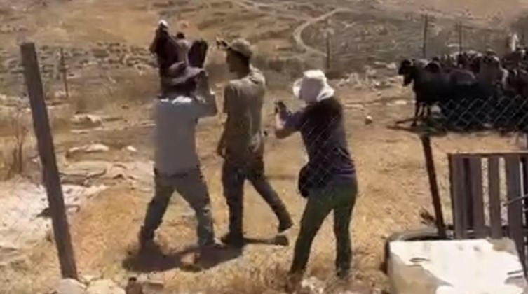 مستوطنون يعتدون على أهالي تجمع “نايف الكعابنة” شرقي رام الله