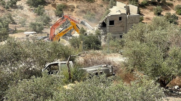 الاحتلال يهدم منزلاً بالخليل ويخطر بهدم منازل أخرى بالقدس