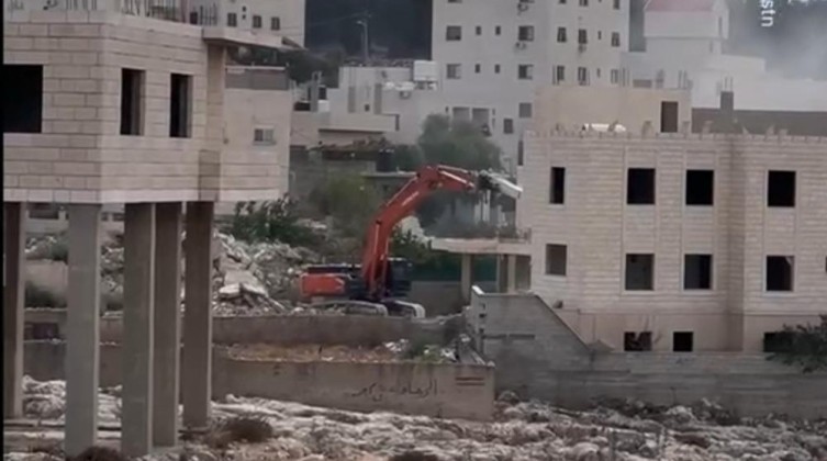 جرافات الاحتلال تهدم منزلًا في نابلس