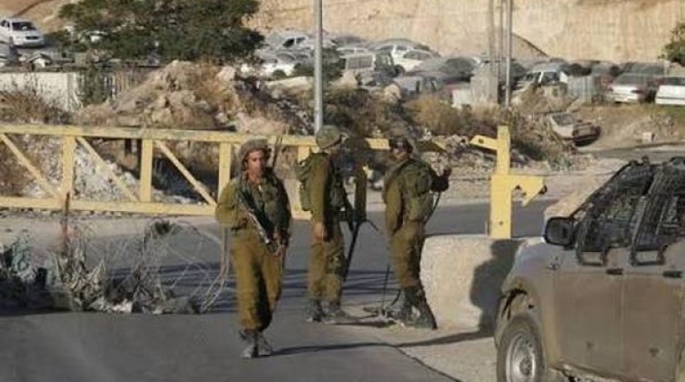 الاحتلال ينصب حاجزين عسكريين على مدخلي عابود والنبي صالح