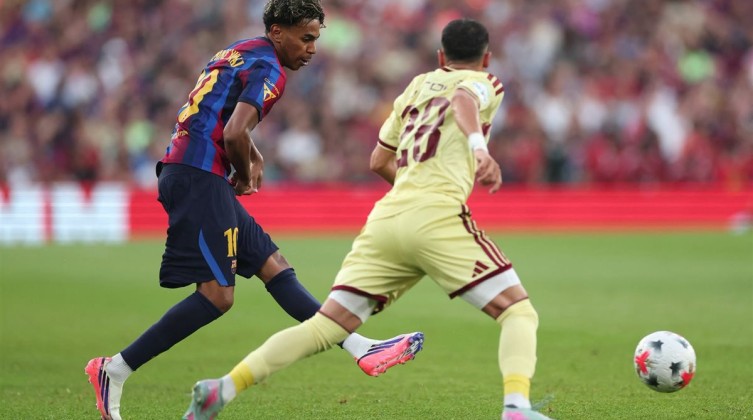 برشلونة يتوج بكأس خوان جامبر على حساب الأهلي بعد مباراة مثيرة