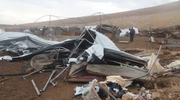 الاحتلال يُخطر بهدم عدة منشآت في خربة حمصة جنوب الخليل