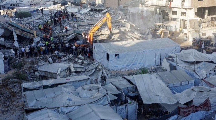 انتشال جثامين 21 شهيدًا من تحت أنقاض بناية في غزة