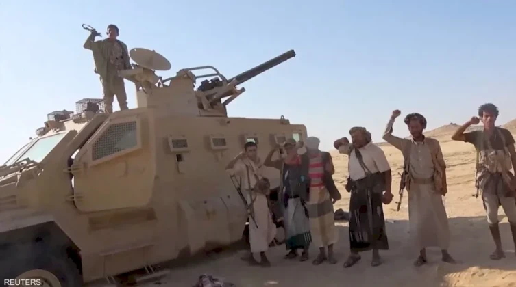 ترامب والعليمي يبحثان تحركات الحوثيين قرب باب المندب
