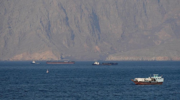انفجار ناقلة نفط عملاقة بألغام بحرية جنوب مضيق هرمز.. وإيران تؤكد إغلاقه
