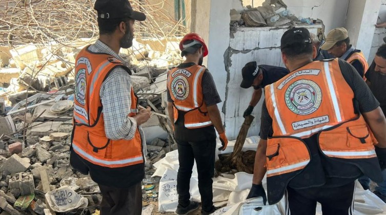 الدفاع المدني ينتشل جثامين 17 شهيدًا من تحت الأنقاض في غزة