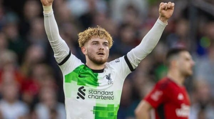 رسميًا.. ليفربول يعلن رحيل هارفي إليوت إلى فالنسيا