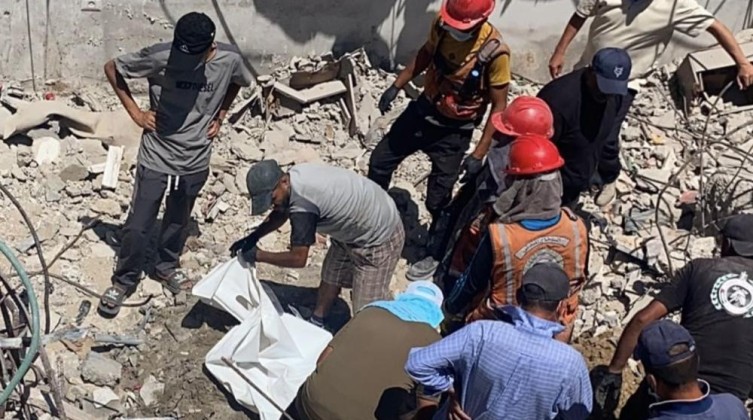 الدفاع المدني ينتشل جثامين 55 شهيدًا من تحت أنقاض منزل بغزة