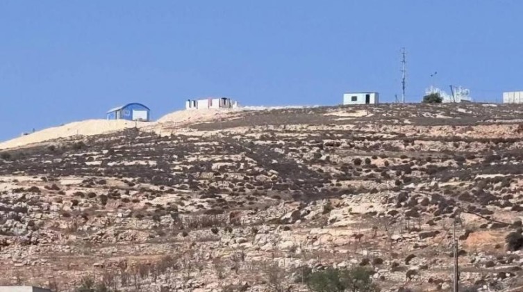 عشرات المستوطنين يقتحمون جبل العاصور شرق رام الله