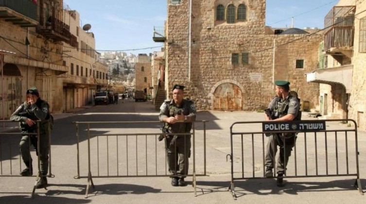 الاحتلال يعتقل شابًا ويبعد مواطنين عن القدس والأقصى