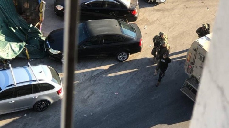 الاحتلال يعتقل شاباً من بلدة سلواد