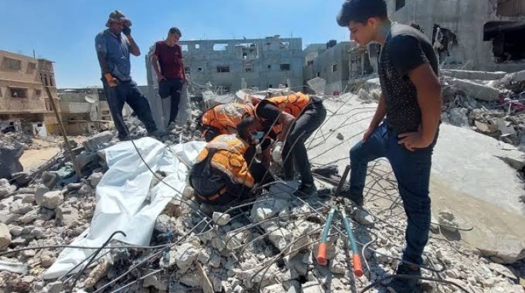 الدفاع المدني بغزة يتعامل مع منازل آيلة للسقوط وينقذ عالقين
