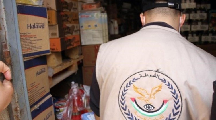 إتلاف طنّين من الخضروات والفواكه الفاسدة في خانيونس