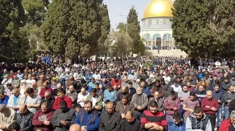 عشرات الآلاف يؤدون صلاة الجمعة في الأقصى