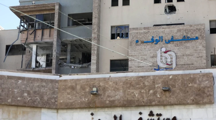 مستشفى الوفاء في غزة يعلق خدمات أساسية ويحذر من أزمة تشغيلية