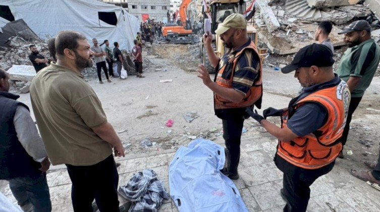 محدث: 16 شهيداً وعشرات المفقودين في انهيار بناية سكنية بمدينة غزة