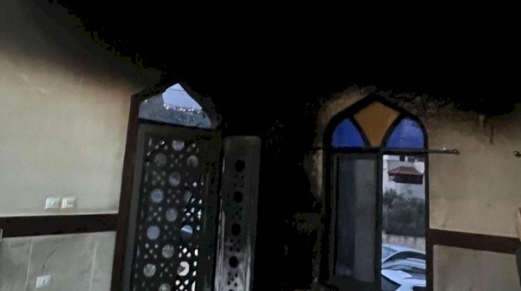 مستعمرون يحرقون مسجدًا في نابلس