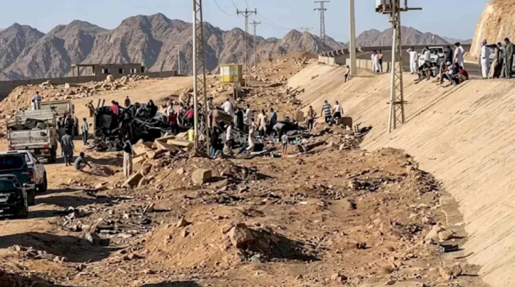 مصر: وفاة 21 شخصًا وإصابة 28 في انقلاب حافلة بجنوب سيناء