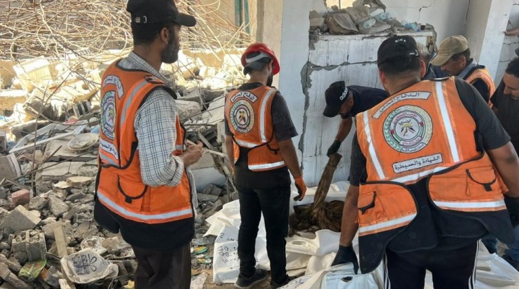 انتشال رفات 28 شهيدًا من أنقاض منزل في غزة