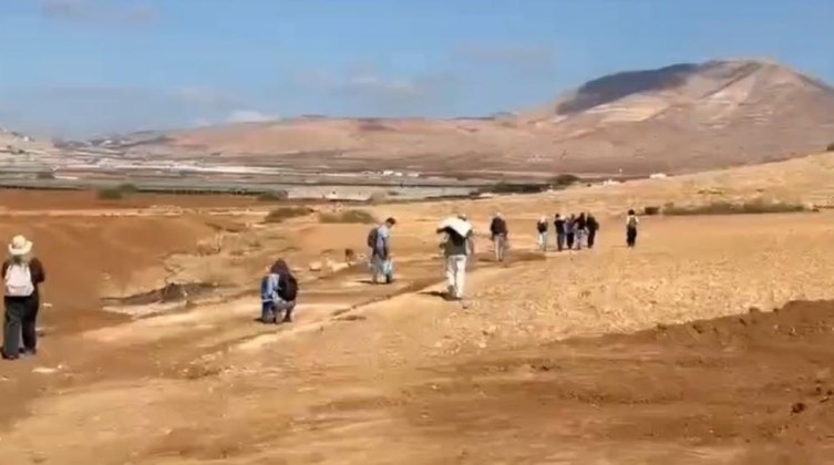 متضامنون أجانب يحاولون الوصول إلى الرأس الأحمر رغم الحصار
