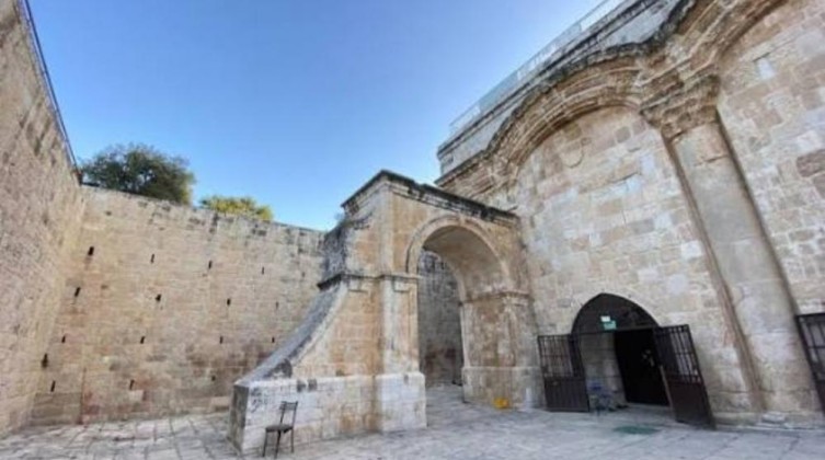 محافظة القدس تحذر من محاولات فرض طقوس يهودية قرب الأقصى