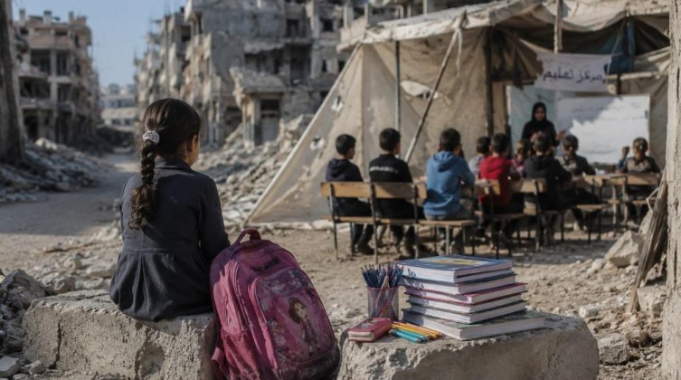 مركز حقوقي يطالب بحماية المعلمين وضمان استمرار التعليم في غزة