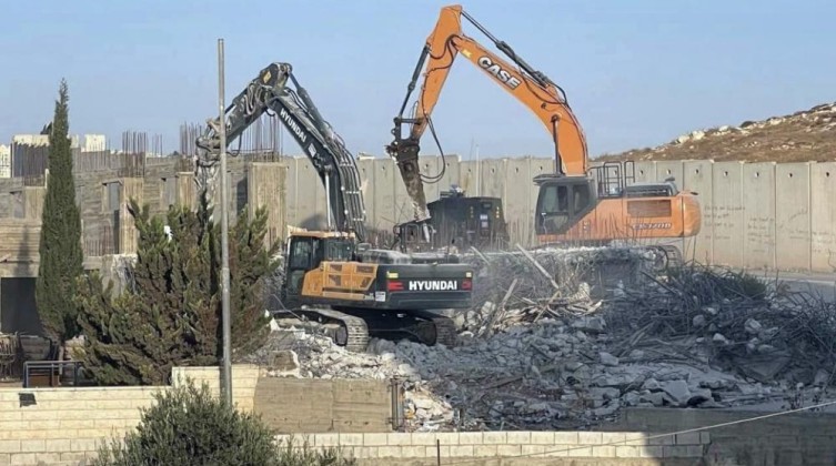 الاحتلال يهدم 3 منازل في بيت حنينا بالقدس