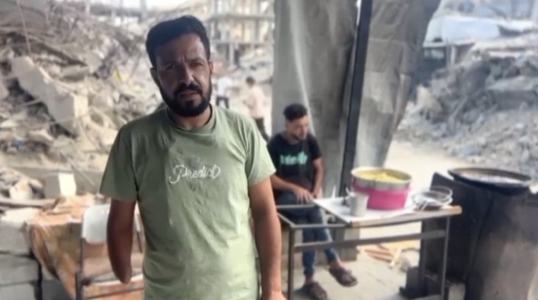 خاص: فقد يده وعينه ومعظم عائلته.. محمود صبيح يعود إلى العمل في جباليا