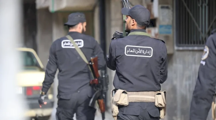 مقتل 7 أشخاص وإصابة 4 في استهداف حافلة مدنيين وسط سوريا