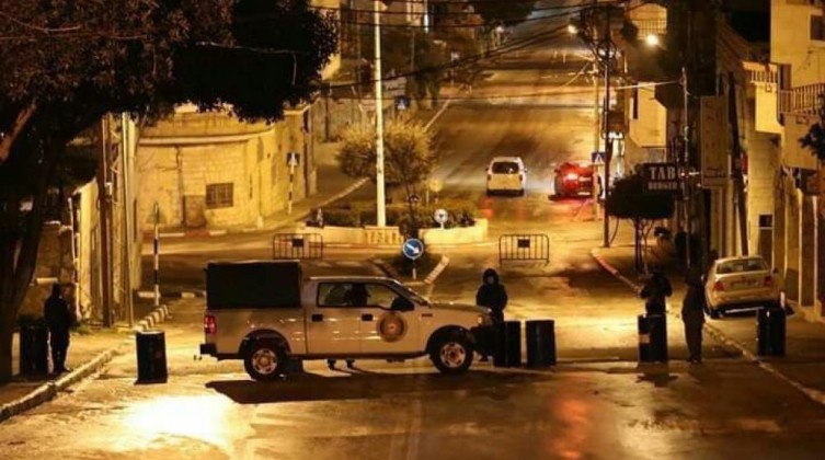 الاحتلال يغلق مداخل ومخارج بلدة حزما شمال شرقي القدس