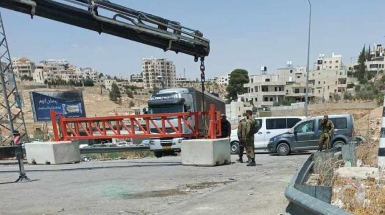 الاحتلال يغلق البوابة الحديدية قرب مخيم الجلزون وحاجز عطارة