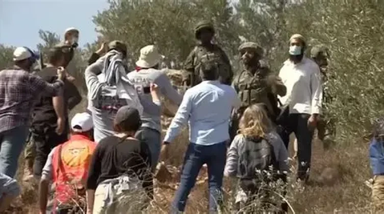 الاحتلال والمستوطنون يعتدون على مزارعين في عناتا