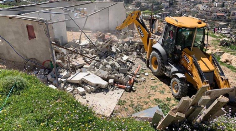 الاحتلال يهدم منزلًا من طابقين غرب أريحا