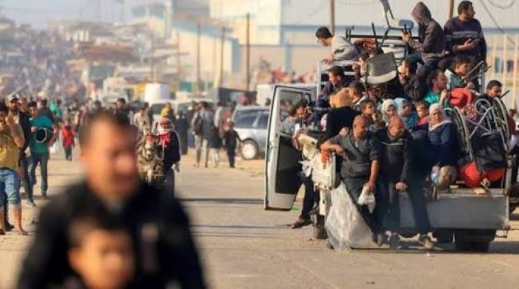الدفاع المدني بغزة يحذر من تفاقم النزوح وتصدع المنازل