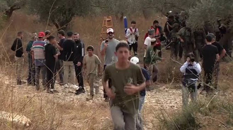 الاحتلال يطرد مزارعين من أراضيهم شرق نابلس ويهدد بمصادرة محصول الزيتون