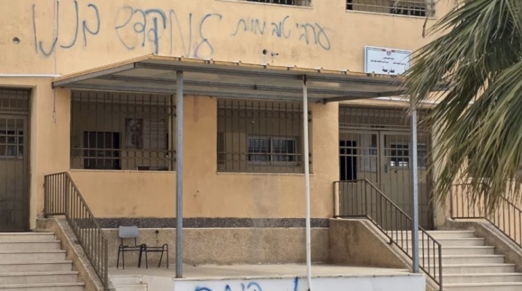 مستوطنون يهاجمون طلاب مدرسة ثانوية في حوارة جنوب نابلس